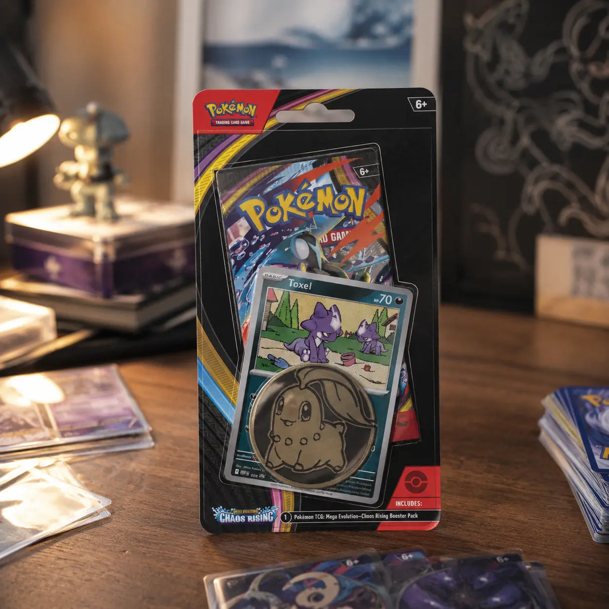 Pokemon Chaos Rising 1-Pack Blister – Lifestyle-Foto auf Schreibtisch neben Figuren und Karten