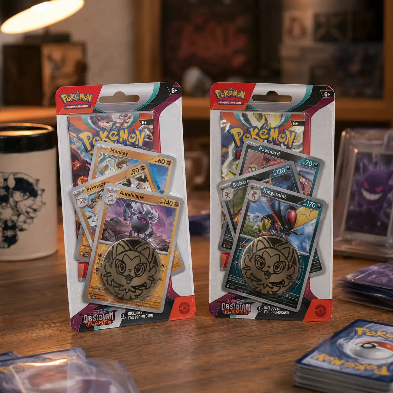 Pokemon Obsidian Flames 1-Pack Premium Blister – beide Varianten auf Holztisch, Lifestyle-Aufnahme mit Sammelkarten-Atmosphaere